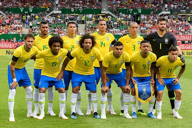 Neymar e seus companheiros de equipe
